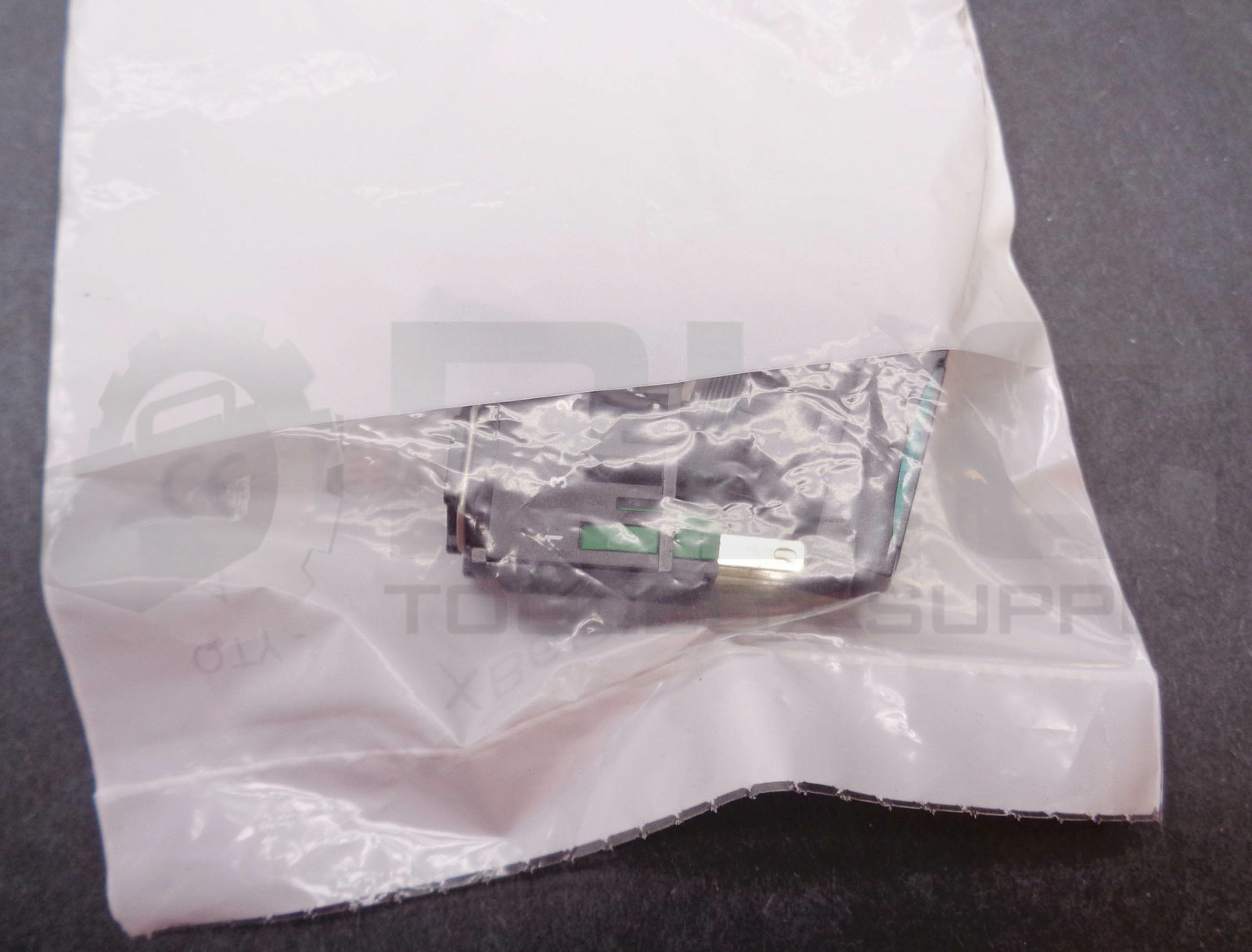 SEALED NEW TELEMECANIQUE XB6DW3B1B PUSH BUTTON 240VAC