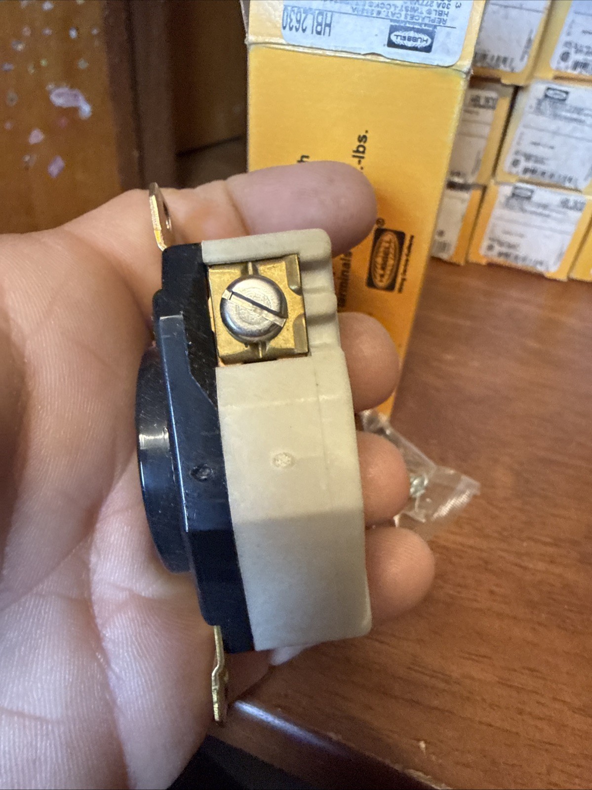 NEW HUBBELL HBL2630 TWIST-LOCK RECEPTACLE 277V 30A 3W GROUNDING NEMA L7-30R