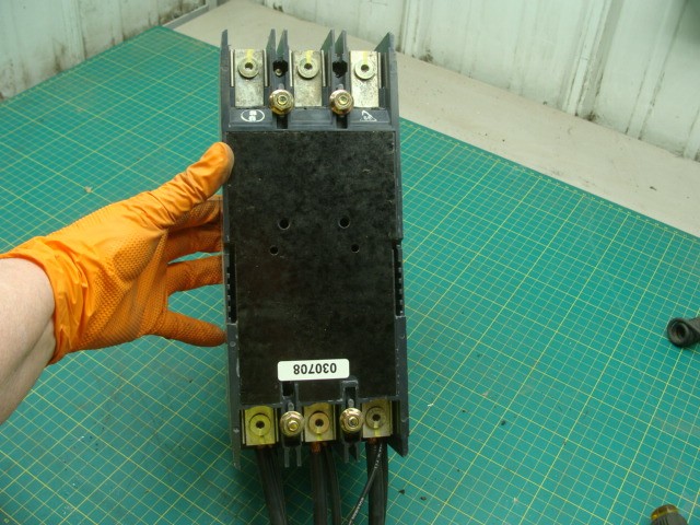 CUTLER HAMMER JD3250K MOLDED CASE CIRCUIT BREAKER 250 AMP 600VAC W/MANUAL SWITCH
