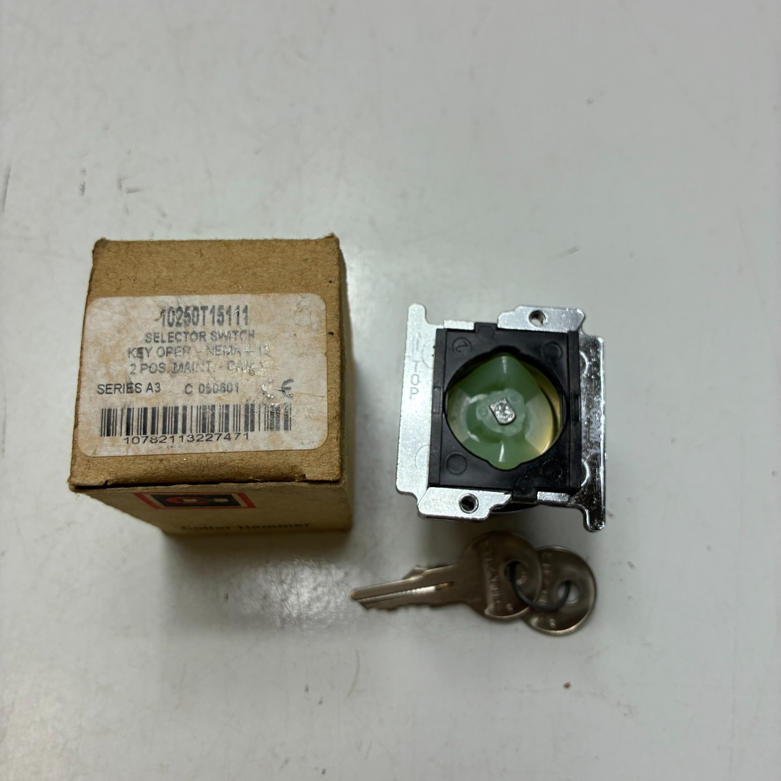 CUTLER HAMMER 10250T15111 SELECTOR SWITCH OPERATOR 2 POS. MAIN KEY