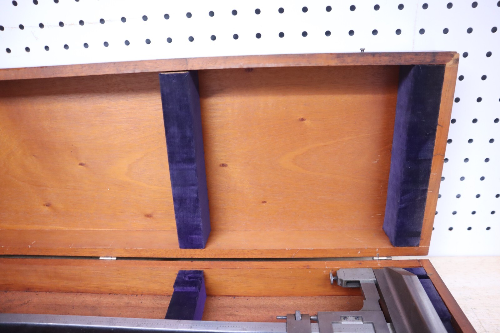 Nice Used Vintage Brown & Sharpe 585 Height Gage W/ Wooden Case 0-11″ Tools Weld