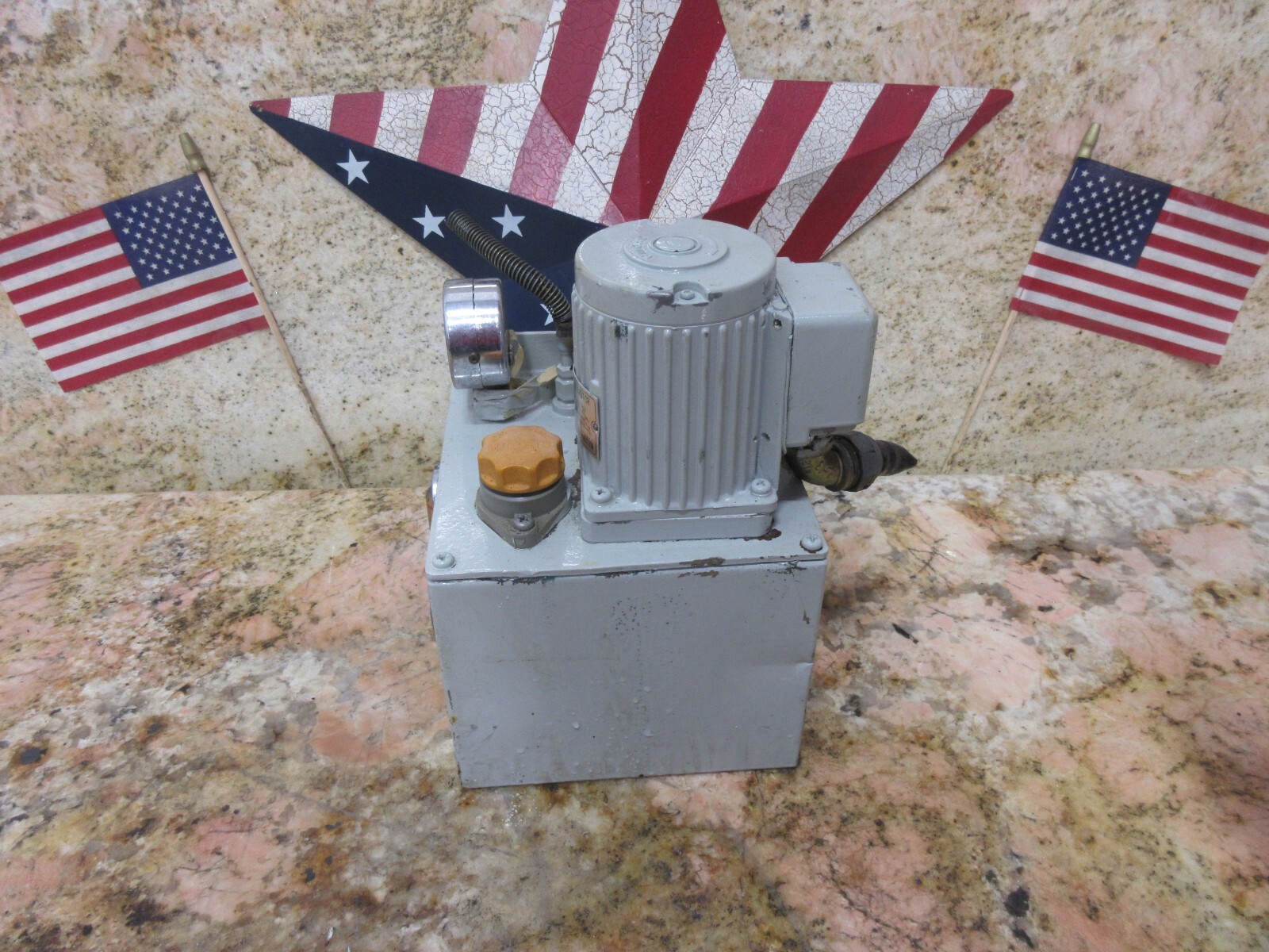 SHOWA LUBRICATOR MLB 015 W 0.15 LUBRICATION TANK PUMP SYSTEM 4 POLES 25W JEC 37