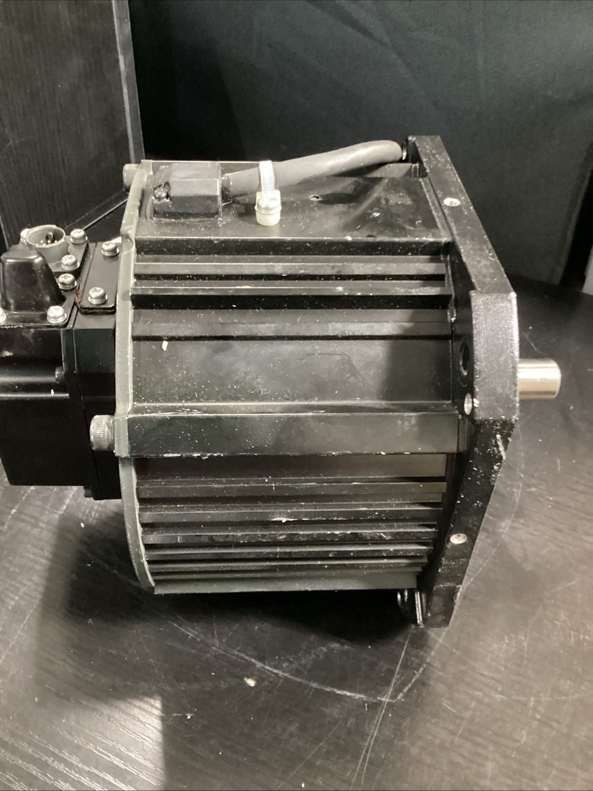 Yaskawa SGMRS-12A2B-YR12 AC Servo Motor 1150W 5.49 N•m 2000 r/min Used #1