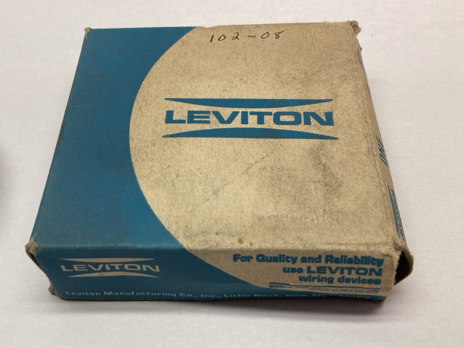 Leviton,98452-90-10-37,Duplex Receptacle Outlet