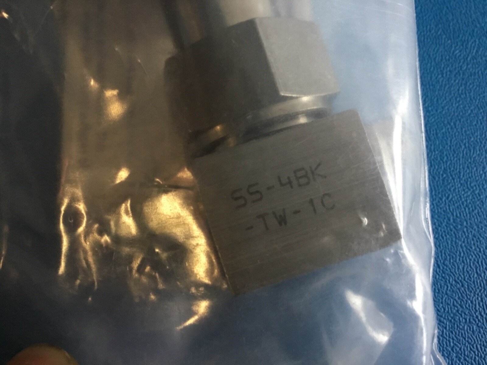 Swagelok Bellow Nupro Valve 1/4″ VCR x FVCR, SS-4BK-TW-1C new in bag