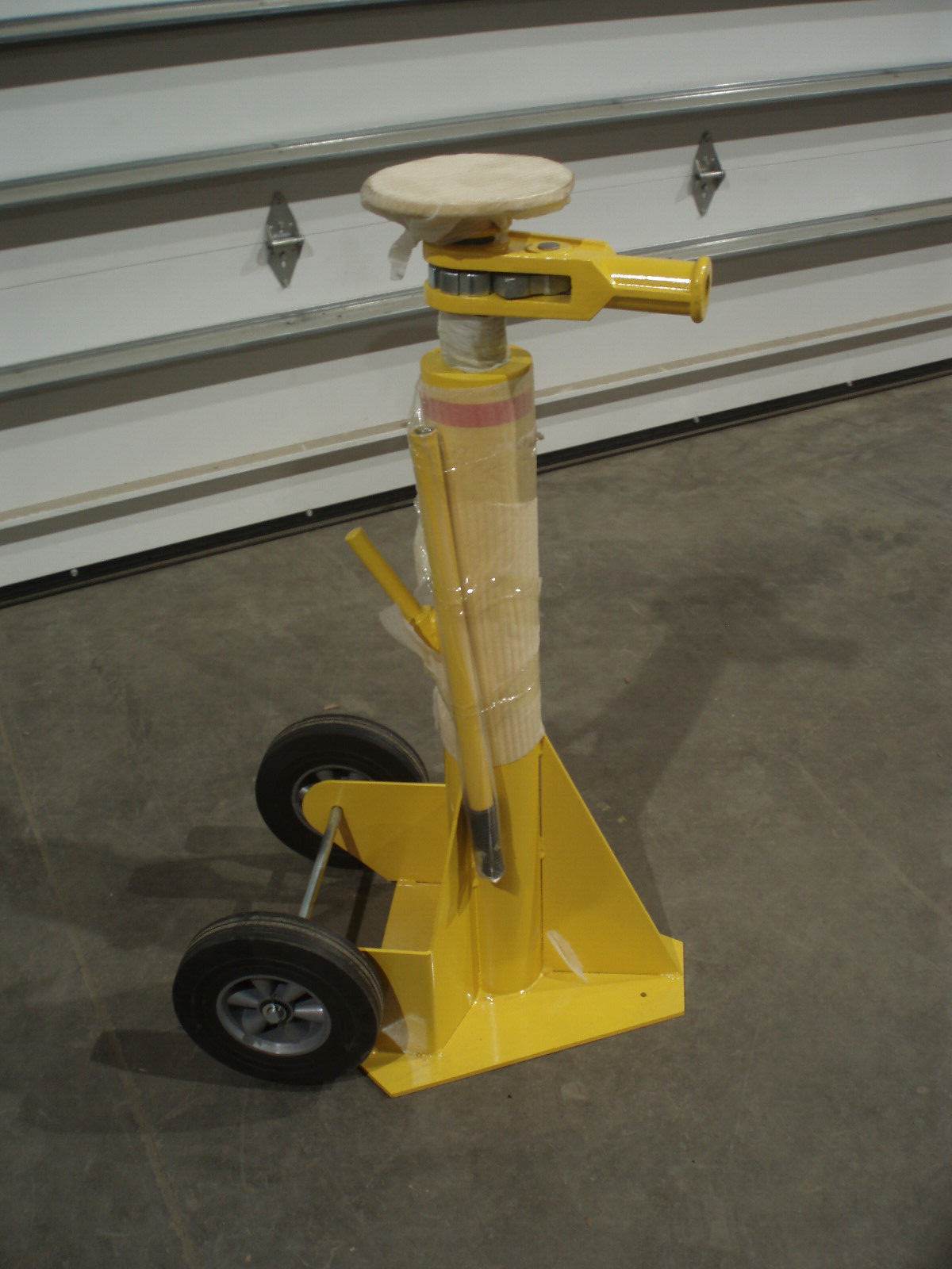 ULINE H-2117 RATCHET TRAILER JACK, 100,000 LB CAPACITY
