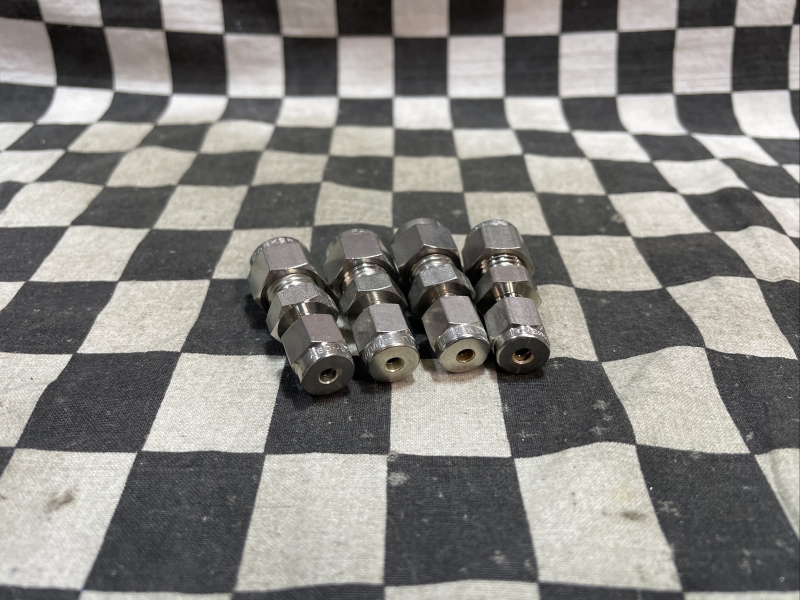 SWAGELOK SS-400-6-2 PARKER 4RU2-316, REDUCER UNION 1/4″X1/8″ LOT OF 4 #1639F23