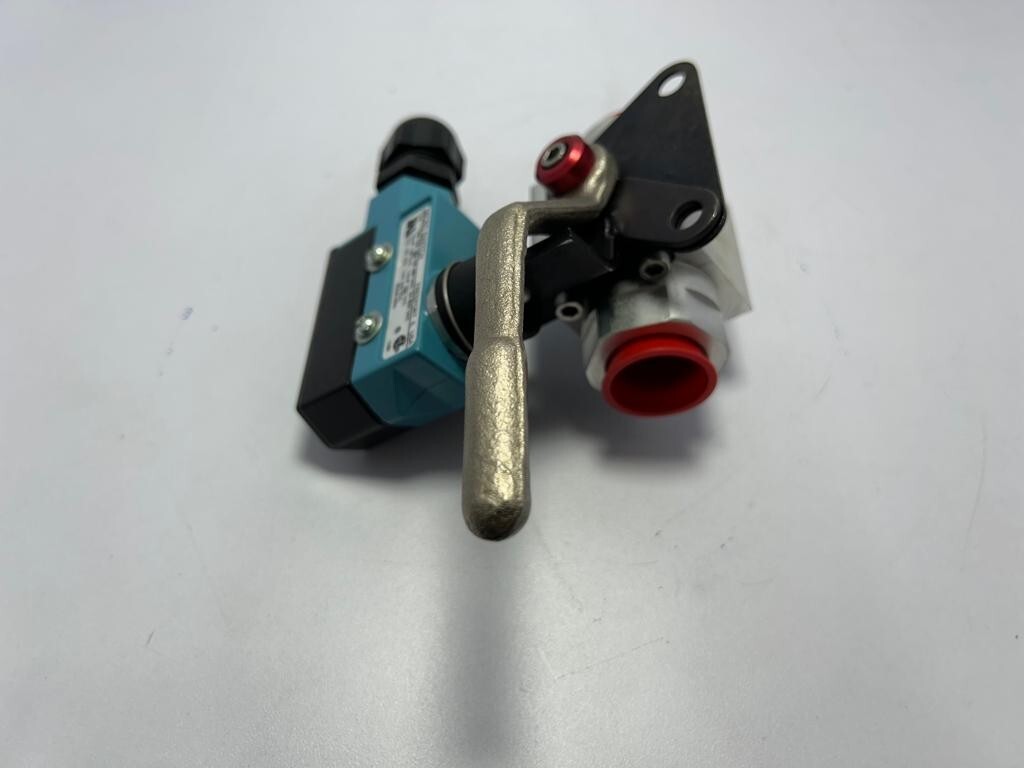 Honeywell Limit Switch BZE6-2RN With P16164 Pneumatic Valve