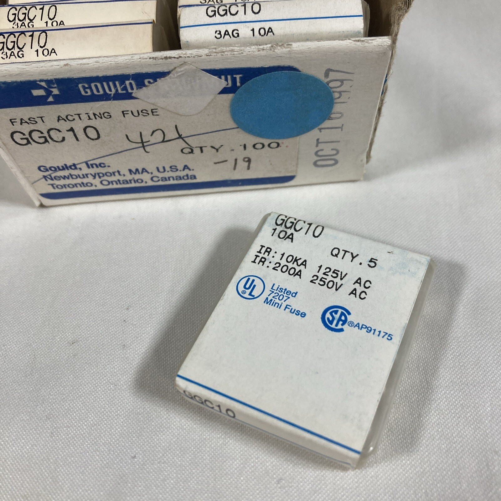 Box of 100 Gould Shawmut GGC10 32V 10 Amp 1/4″ x 1-1/4″ Glass Automotive Fuses