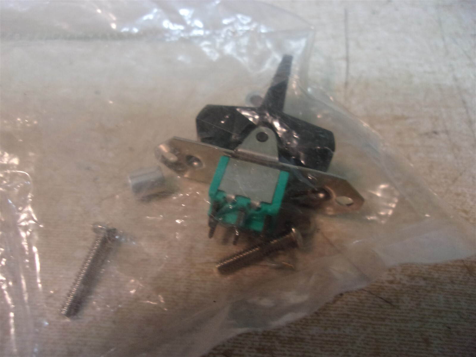 NEW Toggle Switch B232J6ZQ2 *FREE SHIPPING*