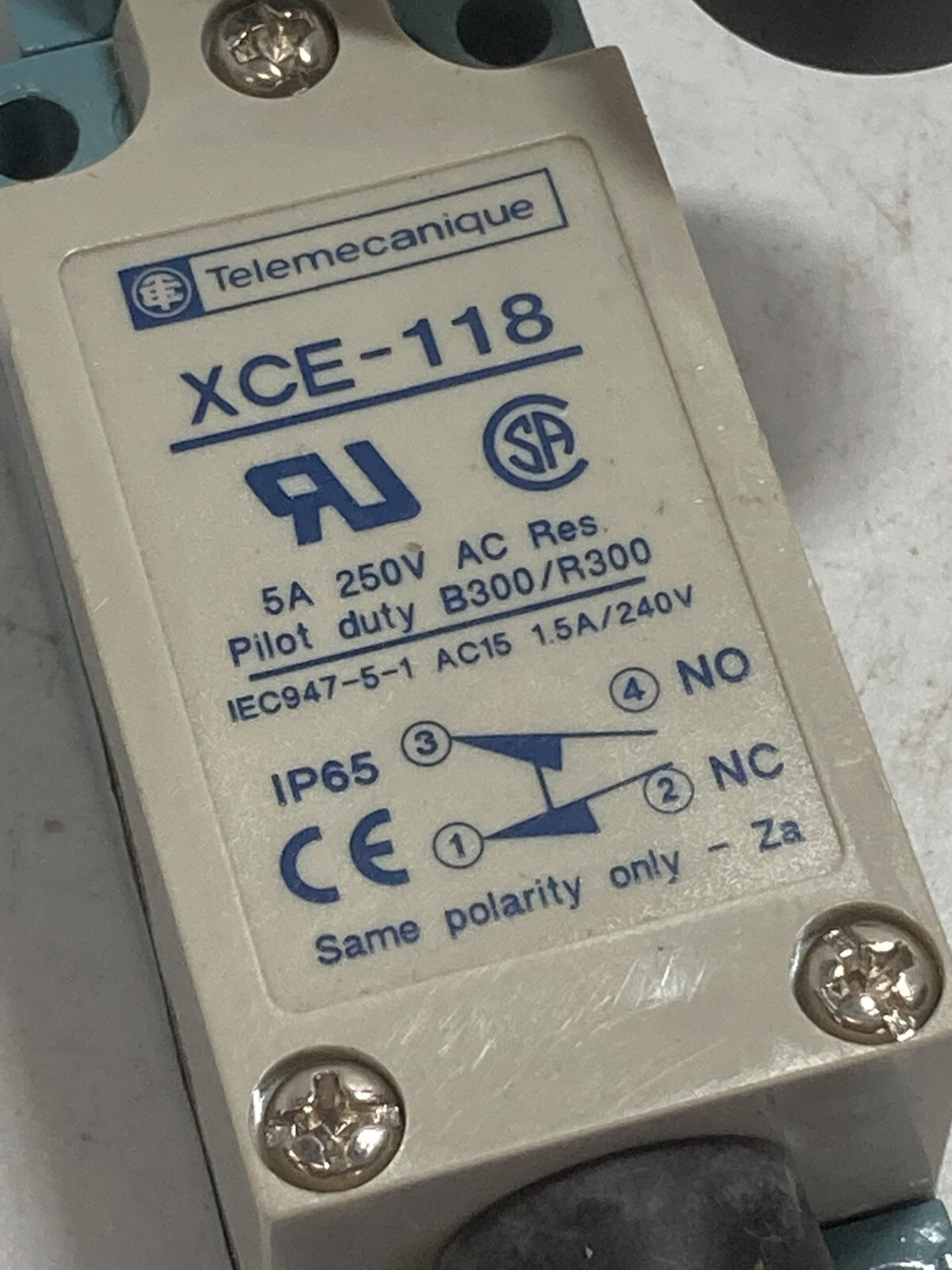 TELEMECANIQUE XCE-118 LIMIT SWITCH 5A 250VAC PILOT DUTY 1NO/1NC ROLLER LEVER NNB
