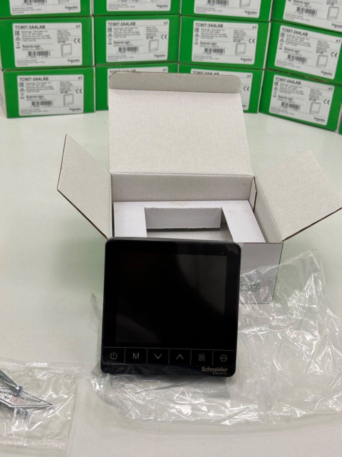 SCHNEIDER TC907-3A4LAB SPACELOGIC THERMOSTAT FCU TOUCH 4P 240V BLACK