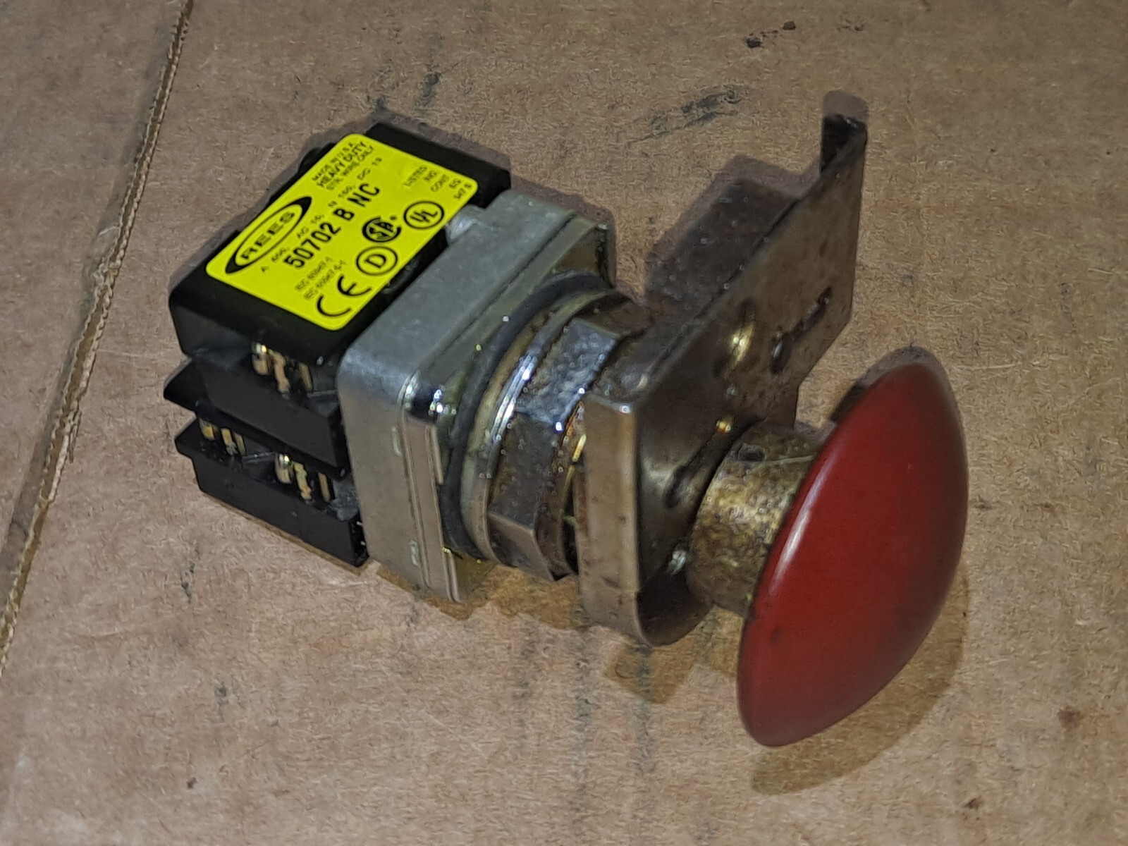 REES RED PUSH PULL LOCKOUT BUTTON W/ CONTACT 50703NO-NC / 50702 B NC FAST SHIP