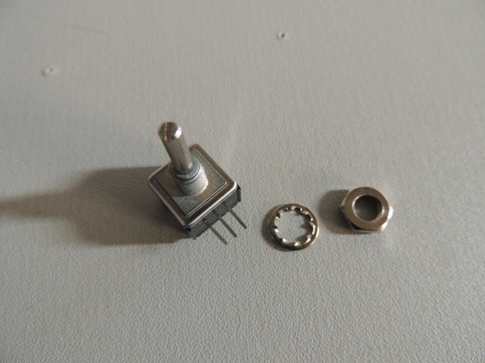 250 Ohm 1 Watt Linear Potentiometer 1/8″dia x 3/4″ Shaft ~ NTE 502-0023