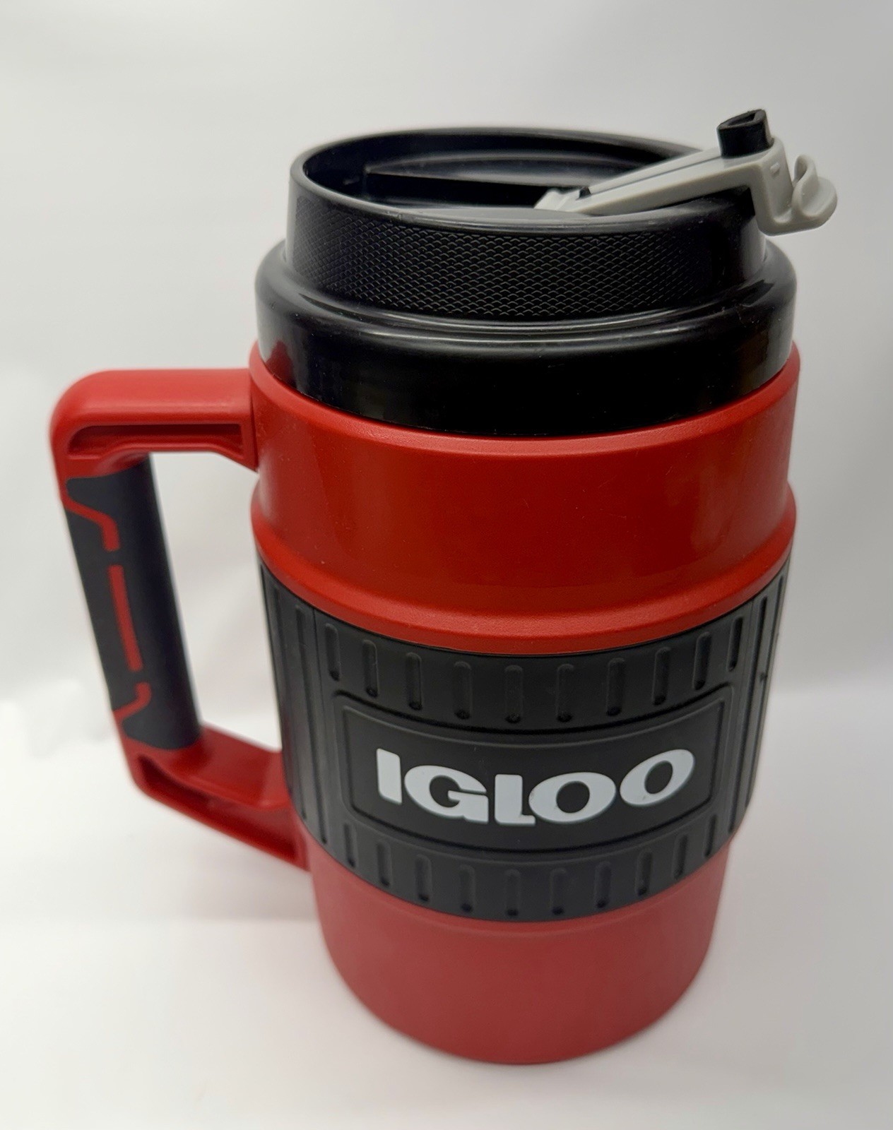 IGLOO Commercial Insulated Mug 1/2 gallon Red and Black Hot Cold. OS-IM532A-4
