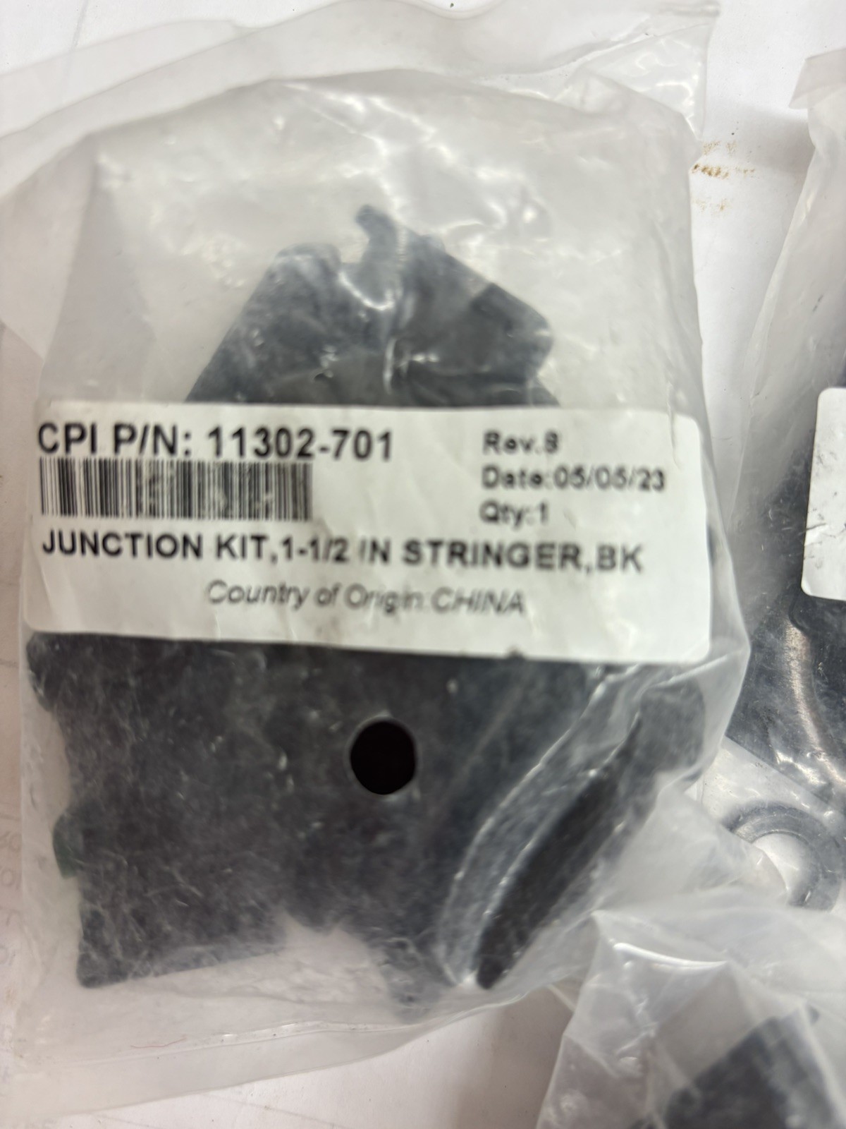 NEW CHATSWORTH PRODUCTS 11302-701 JUNCTION SPLICE KIT, 1-1/2″ STRINGER, BK Qty 3