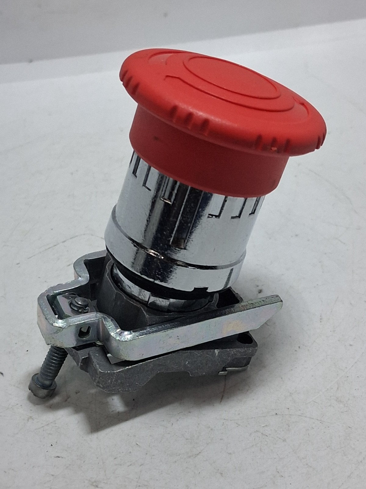TELEMECANIQUE ZB4-BS844 E-STOP PUSHBUTTON OPERATOR RED TWIST RELEASE NNB