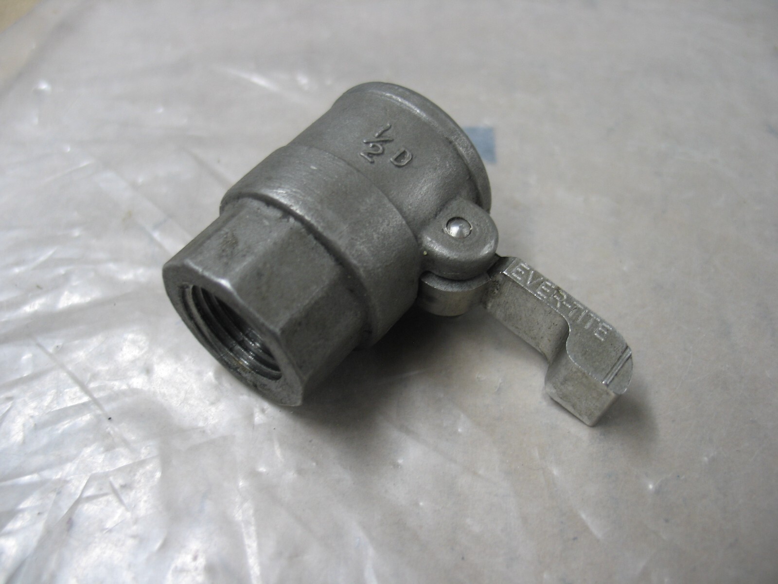 EVER-TITE 1/2B CAM & GROOVE SOCKET SS FITTING WITH 1/2″ FNPT THREAD P9562