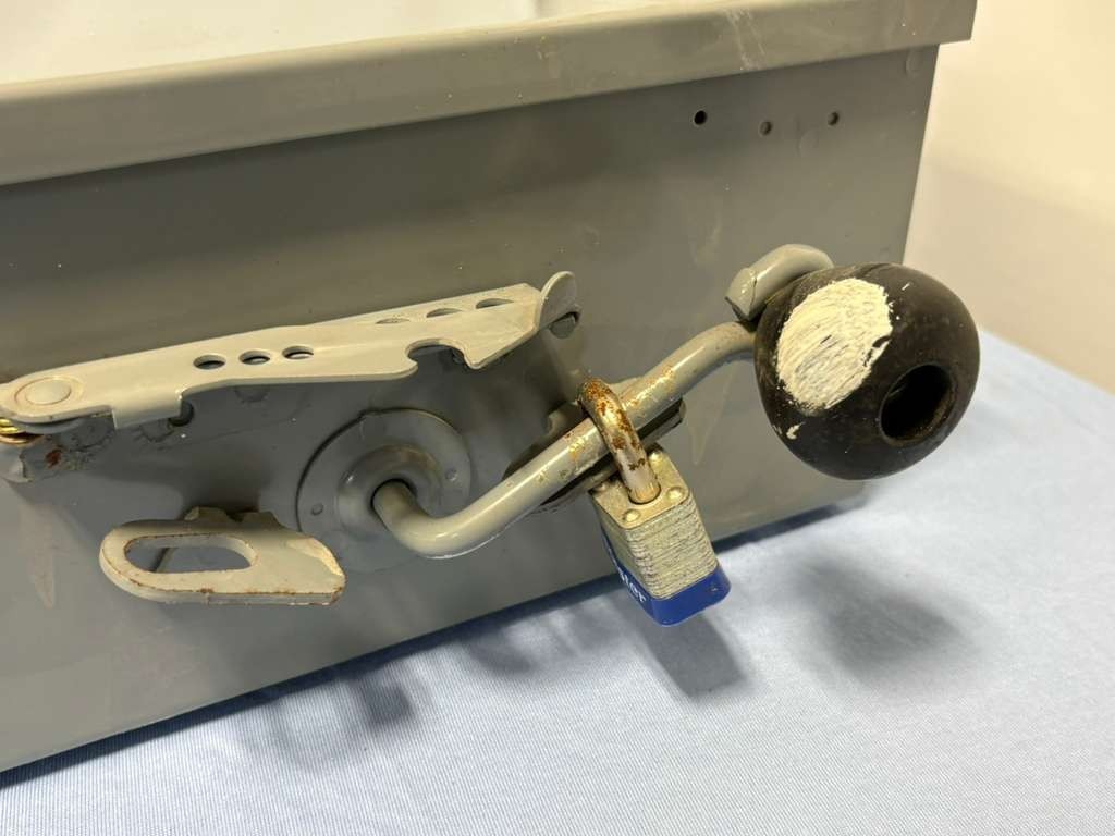 Square D Company Double Throw Not Fusible Safety Switch Indoor Enclosure 92452