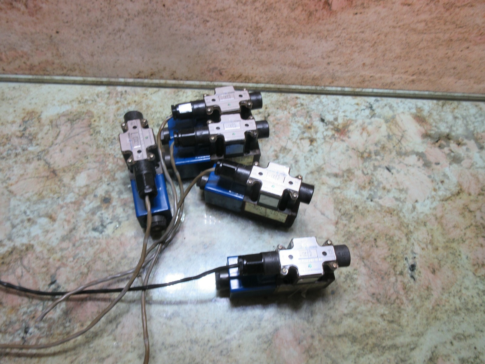 SPERRY VICKERS VALVE DG4L-3-2A-PL2-H-10 5070 VALVE LOT OF 3 PIECES