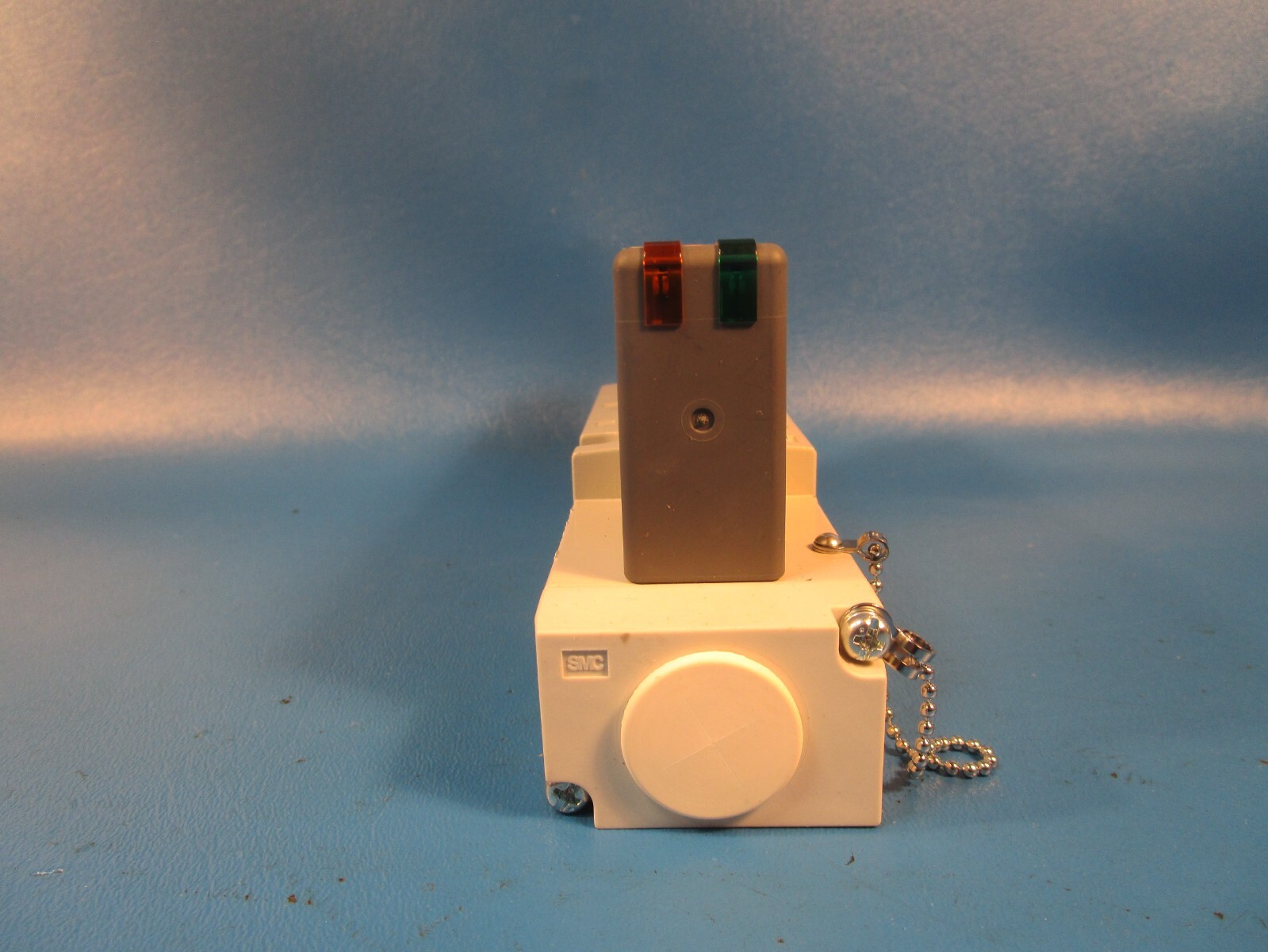 SMC VQ4400-51-02, SOLENOID VALVE, 3 position, plug-in(dc), VQ4000 VALVE, 4/5-POR