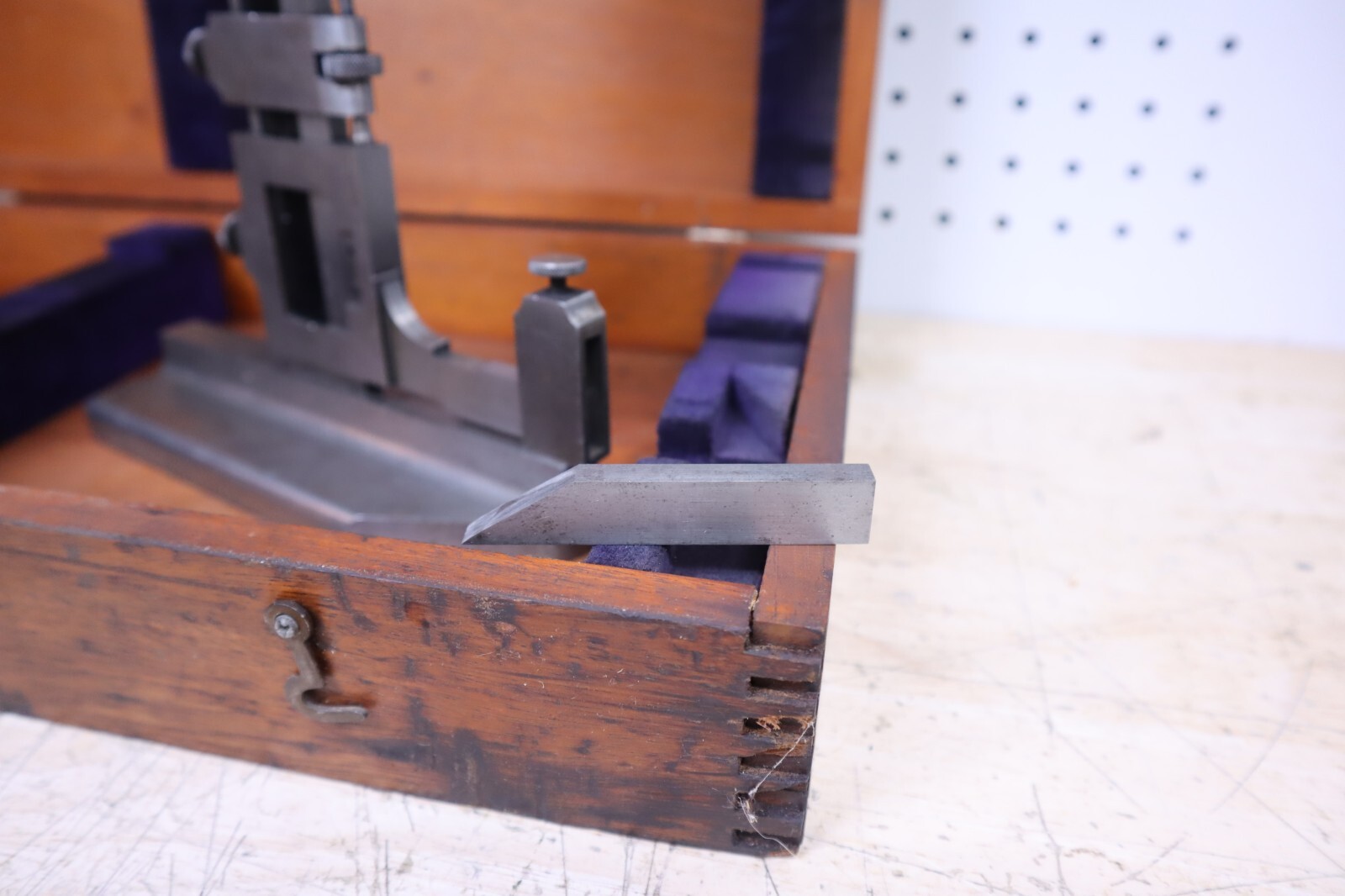 Nice Used Vintage Brown & Sharpe 585 Height Gage W/ Wooden Case 0-11″ Tools Weld