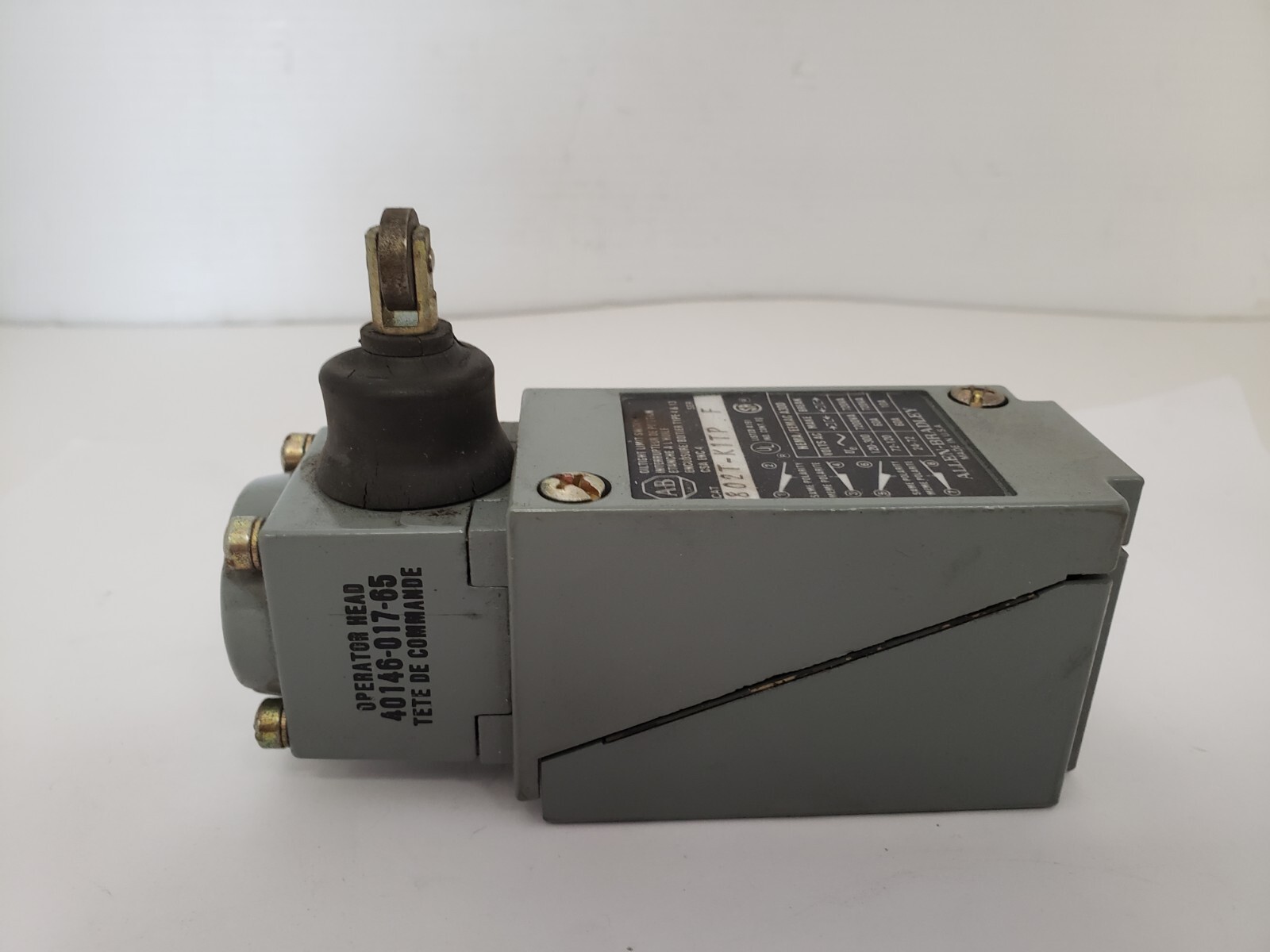 ALLEN BRADLEY 802T-K1TP LIMIT SWITCH 10A HORIZONTAL SIDE PUSH ROLLER SERIES F