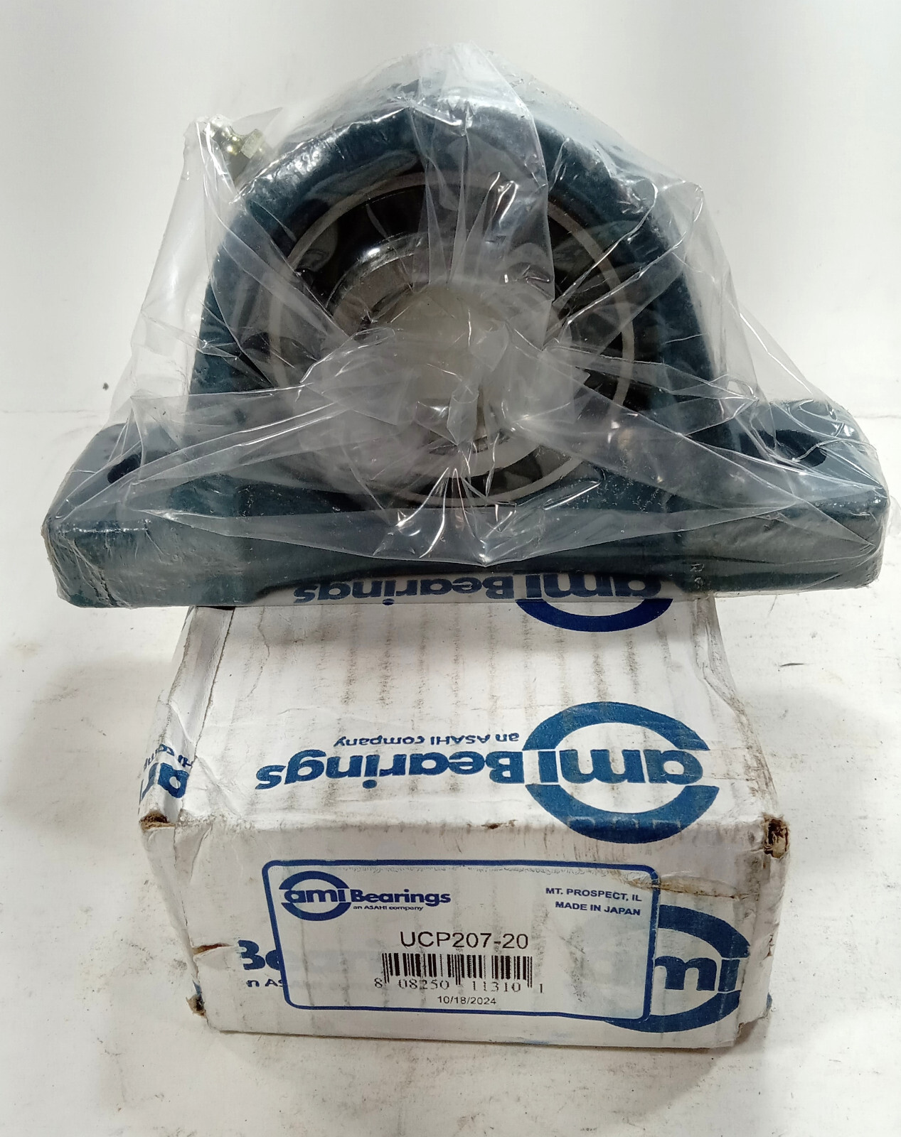 1 NEW AMI BEARINGS UCP207-20 2 BOLT PILLOW BLOCK BEARING NIB ***MAKE OFFER***