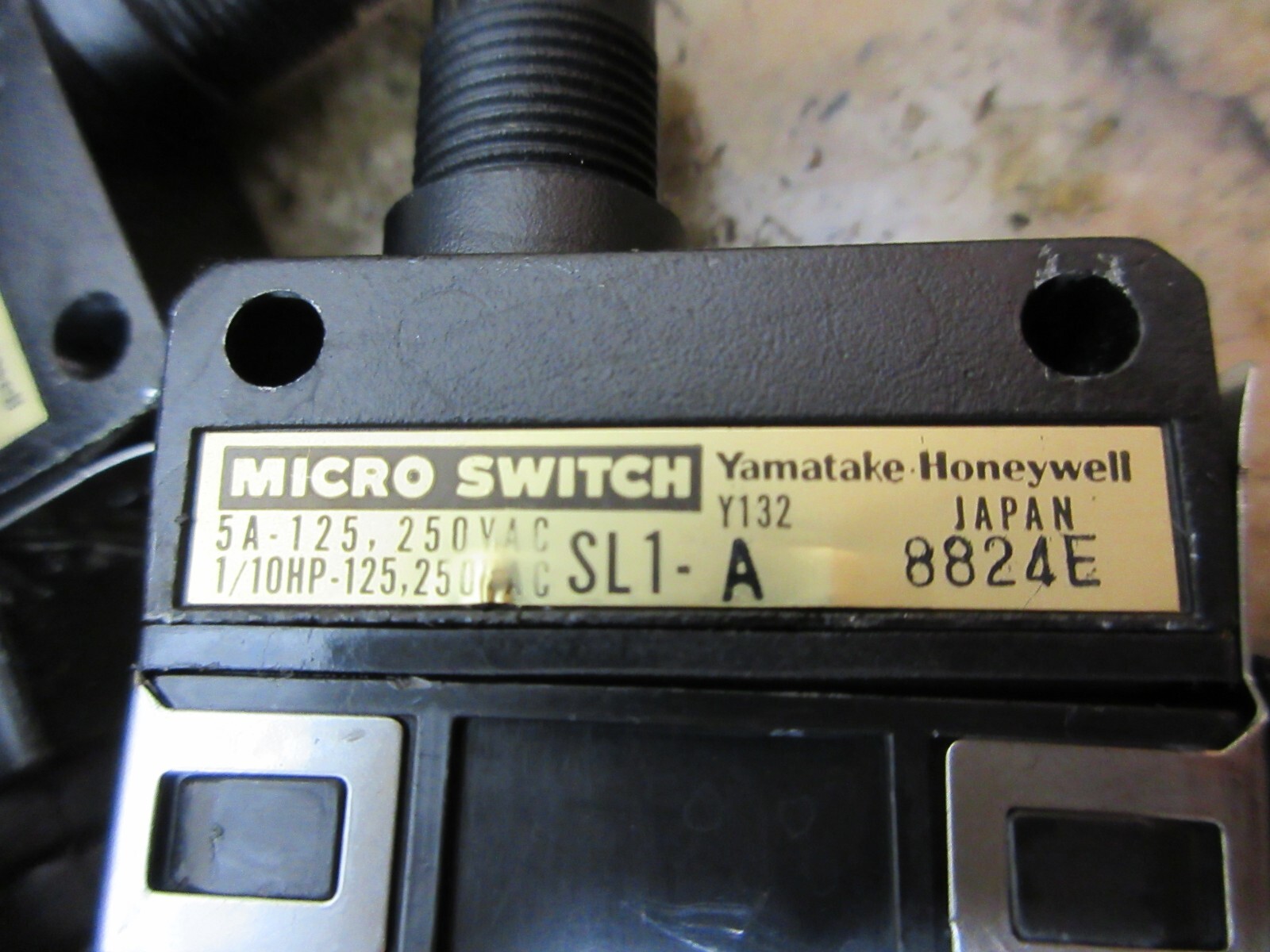 MICRO SWITCH YAMATAKE HONEYWELL SL1-A 8824E Y132 LOT OF 8 PIECES
