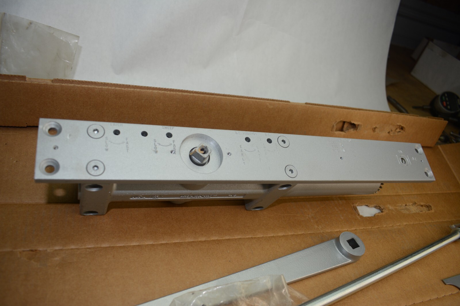 7905-689-RH Norton 7900 Series Overhead Concealed Closer Spring Size 5 in Alumi