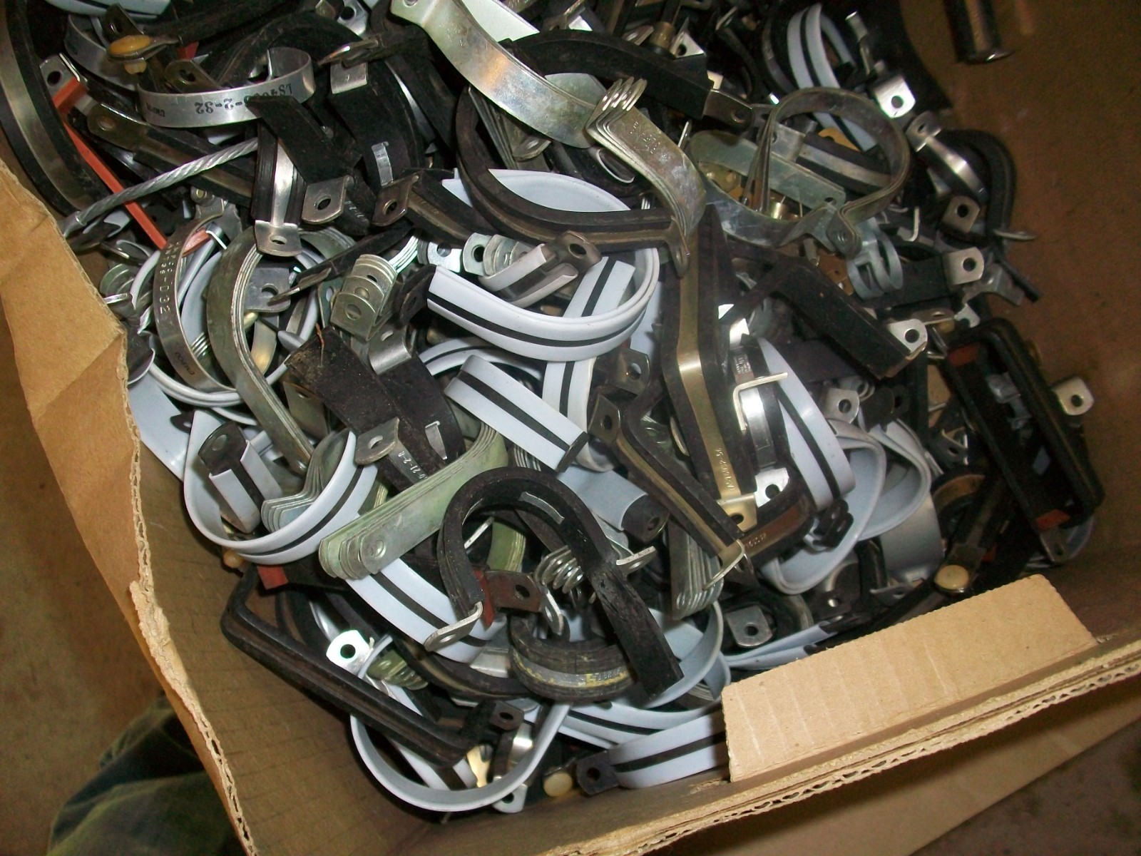 19lbs Assorted Pipe Straps – Light duty NEW