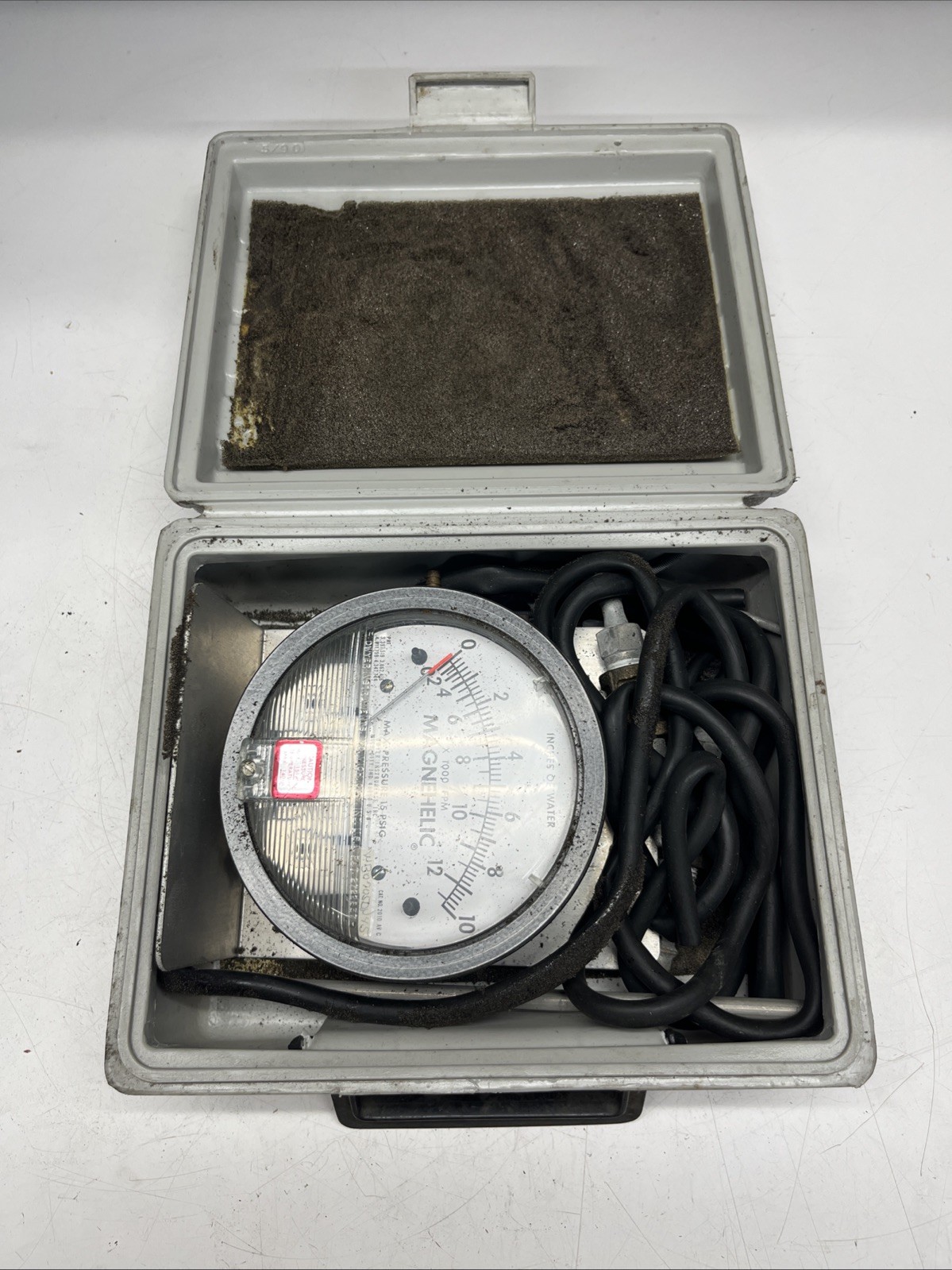 DWYER Differential Pressure Gauge: 0.25 to 0 to 0.25 in wc