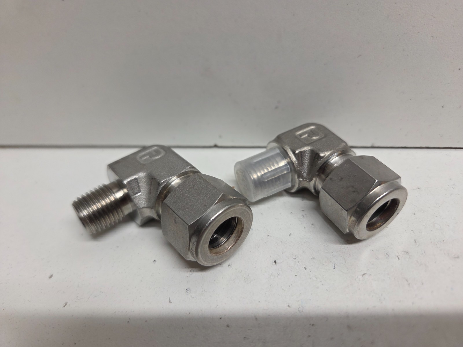 LOT OF 2 NEW NO BOX! PARKER 1/2″ TUBE OD X 1/4″ MNPT STAINLESS ELBOWS 8MSEL4N-31