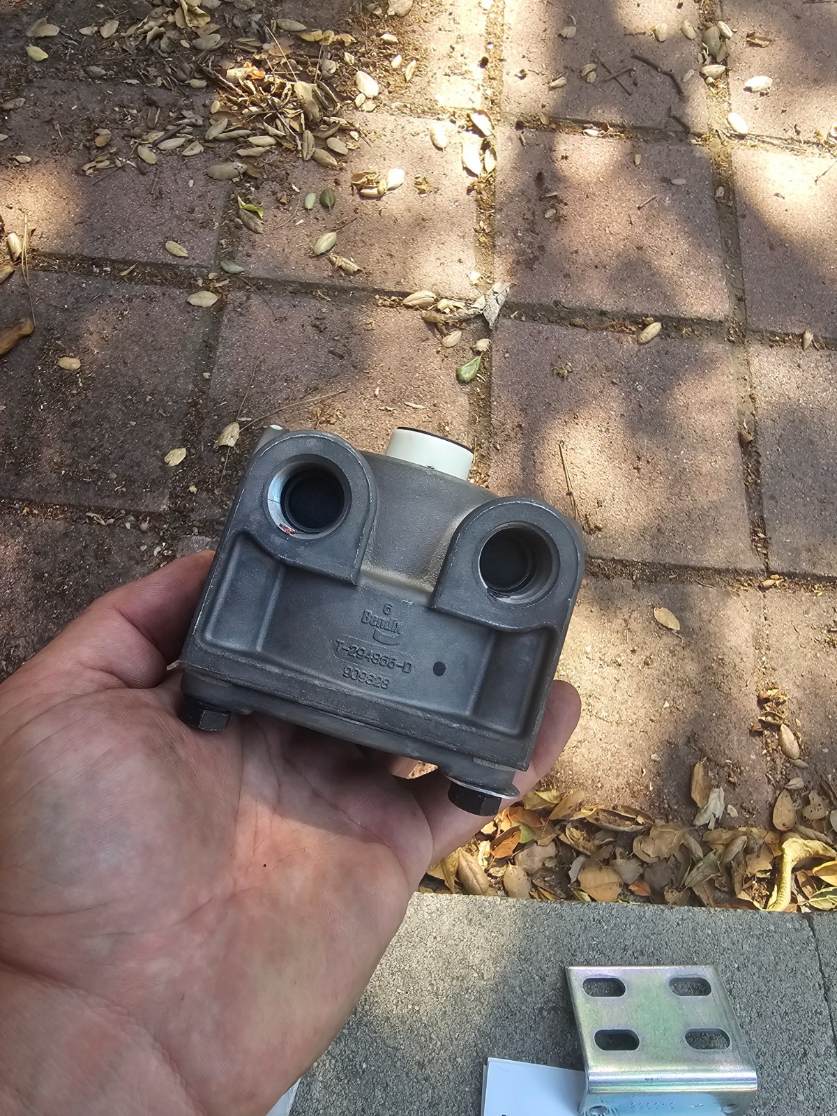 Genuine OEM Original Bendix 103009N Air Brake Relay Valve R-12 With Bracket -New