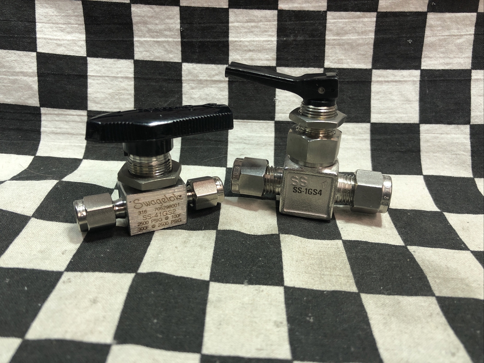 SWAGELOK BALL VALVE 1/8″, SS-41GS2 & Toggle Valve 1/4″, SS-1GS4 #1604N8