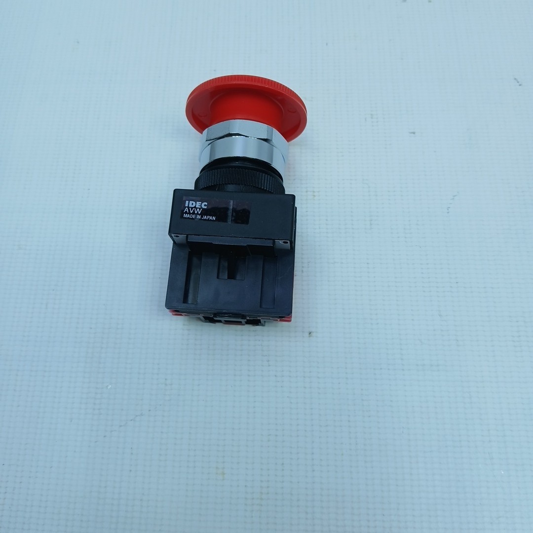 IDEC AVW401R E-STOP PUSHBUTTON RED TWIST RELEASE 1NC NIB