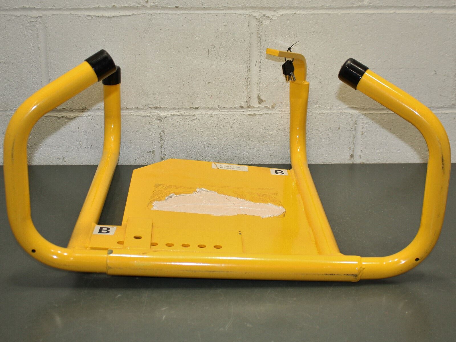 California Immobilizer Wheel Clamp CI00503, Type B for 14″ Tires, Lock w/ Keys