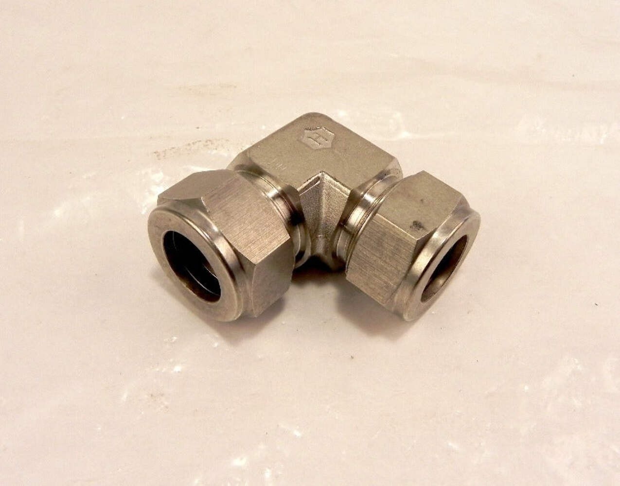 Ham-Let Elbows Let-Lok Fitting Union 765L SS 18MM (2)