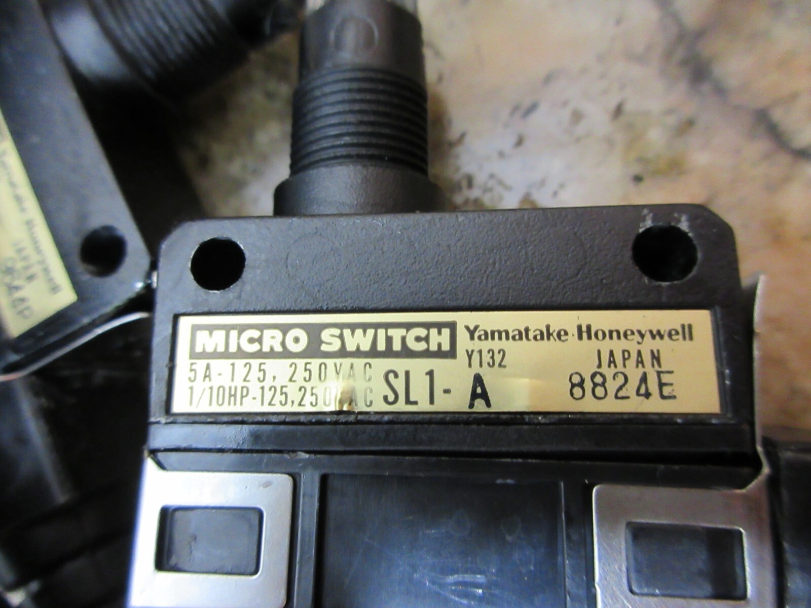 MICRO SWITCH YAMATAKE HONEYWELL SL1-A 8824E Y132 LOT OF 8 PIECES