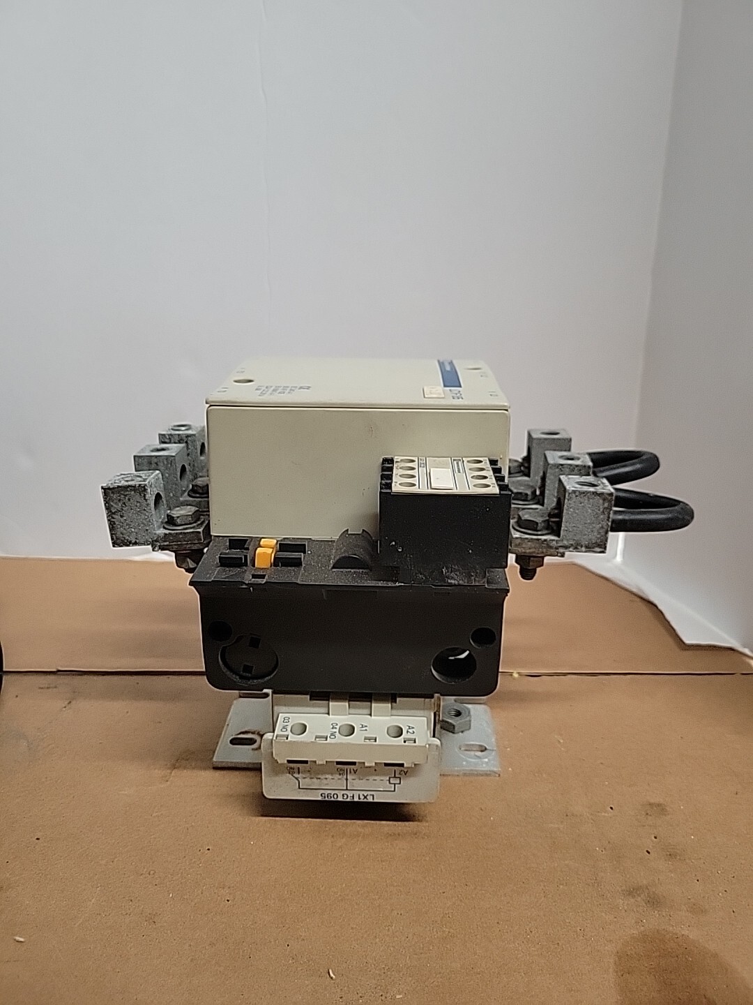 Schneider Electric Telemacanique 600VAC 200A Contactor Body LC1F185