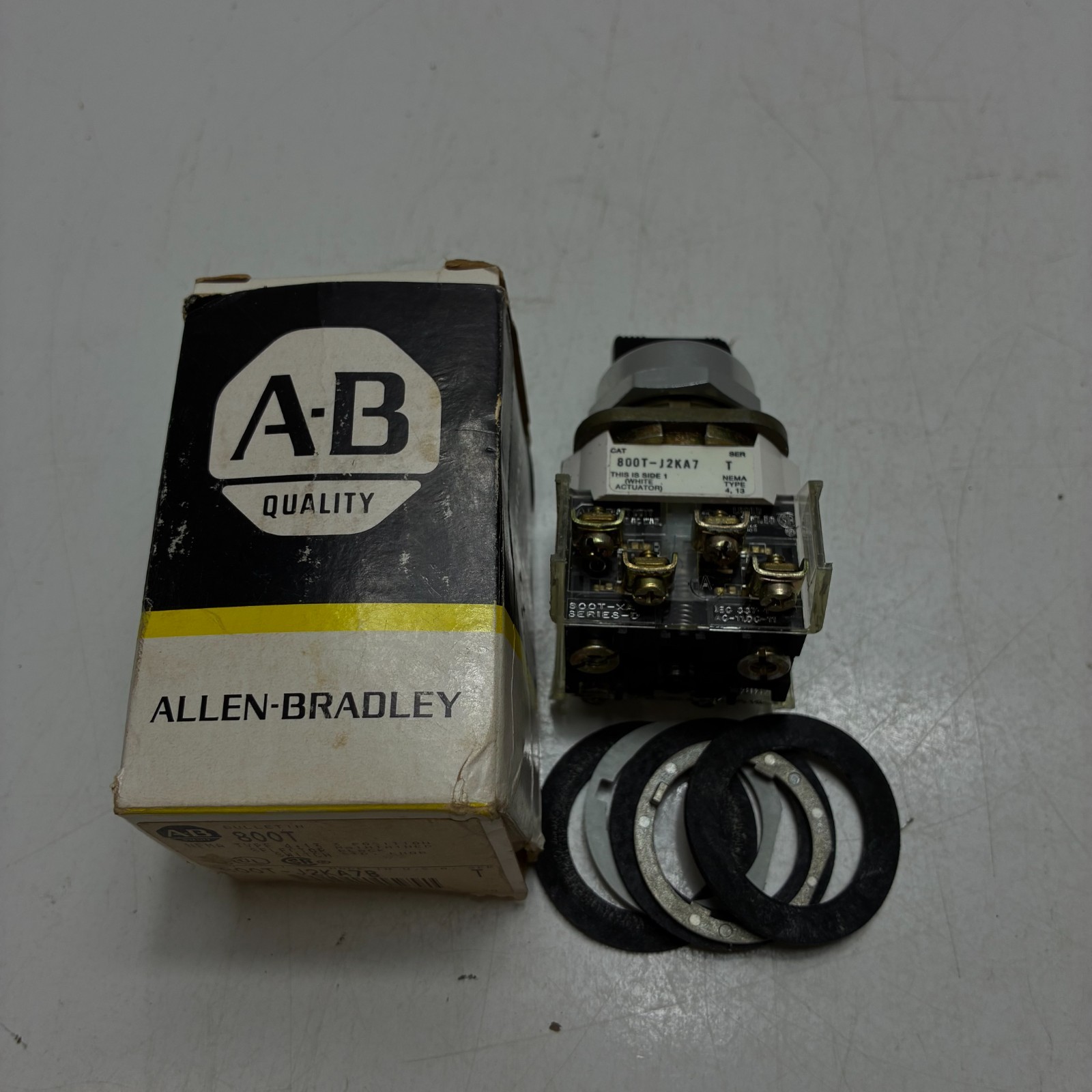 ALLEN BRADLEY 800T-J2KE7B SELECTOR SWITCH SERIES T 3 POSITION MAIN 2NO/2NC