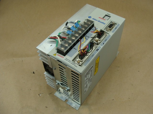 ALLEN BRADLEY ULTRA 3000 SERVO DRIVE 2098-DSD-020 9101-1767 120/240V 1PH