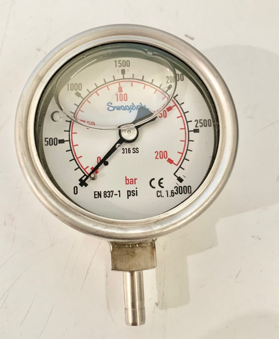 SWAGELOK EN 837-1 PRESSURE GAUGE, 0-300 PSI, 0-200 BAR, 316SS, 1/4″ NPT