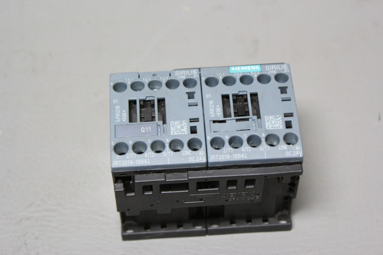 UNUSED SIEMENS REVERSING CONTACTOR 3RA2318-8XB30-1BB4