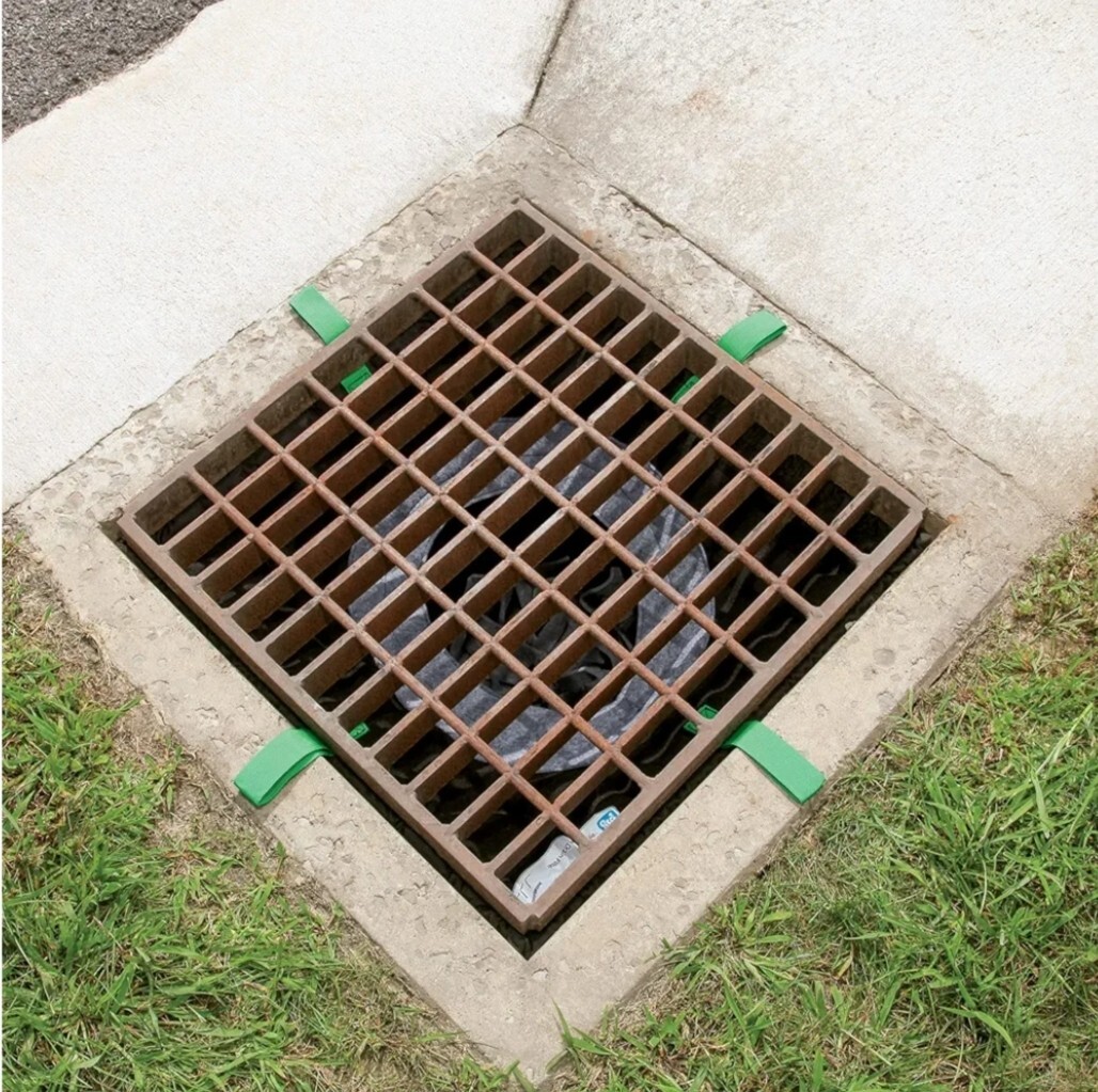 New Pig Storm Drain Filter 20×20 – 31×31 PMB30054 Adjustable Oil Sediment