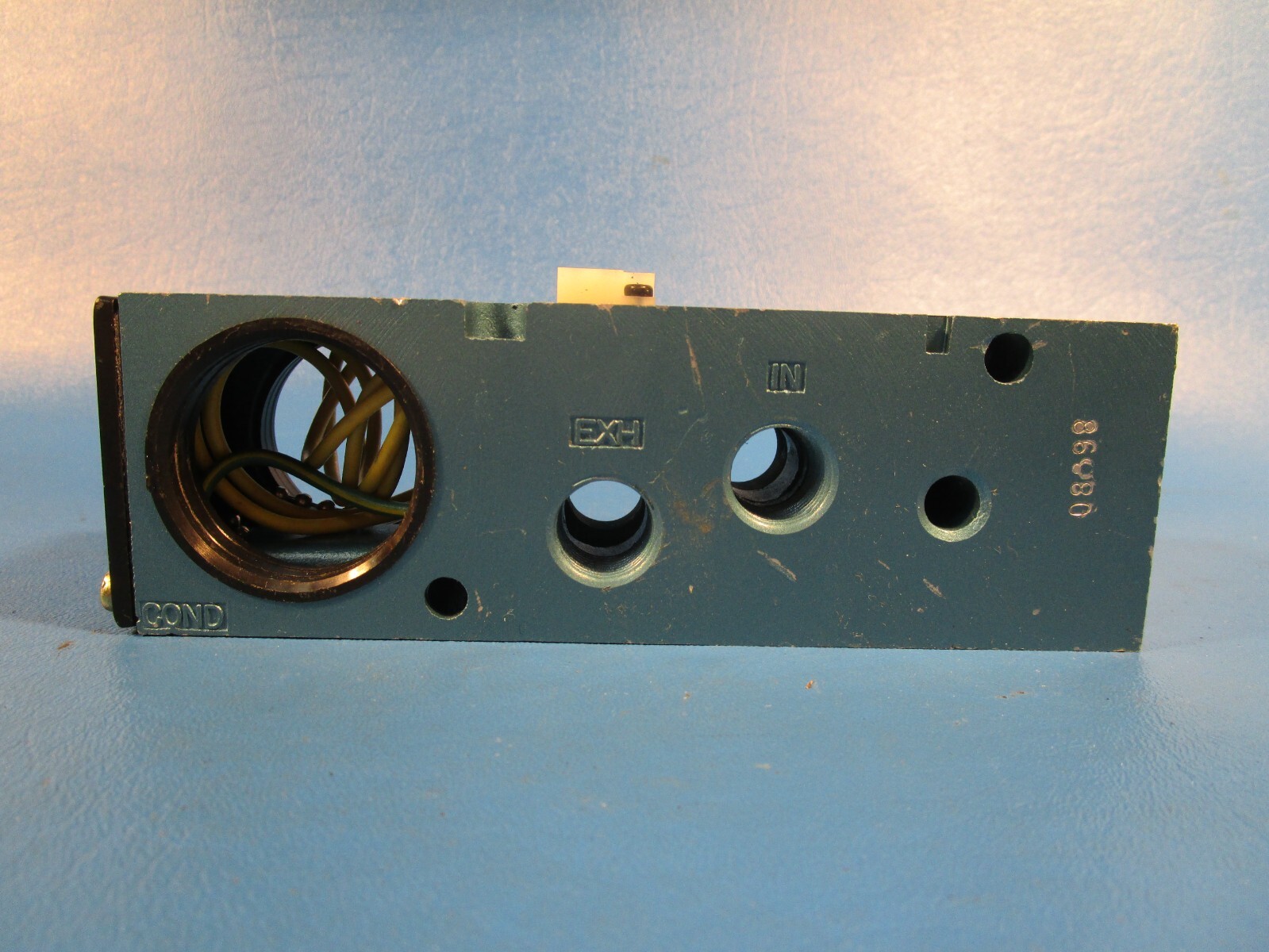 MAC 82A-CA-BKA MANIFOLD BASE, 1/4INCH NPT PORTS. For Solenoid Valve Assemblies
