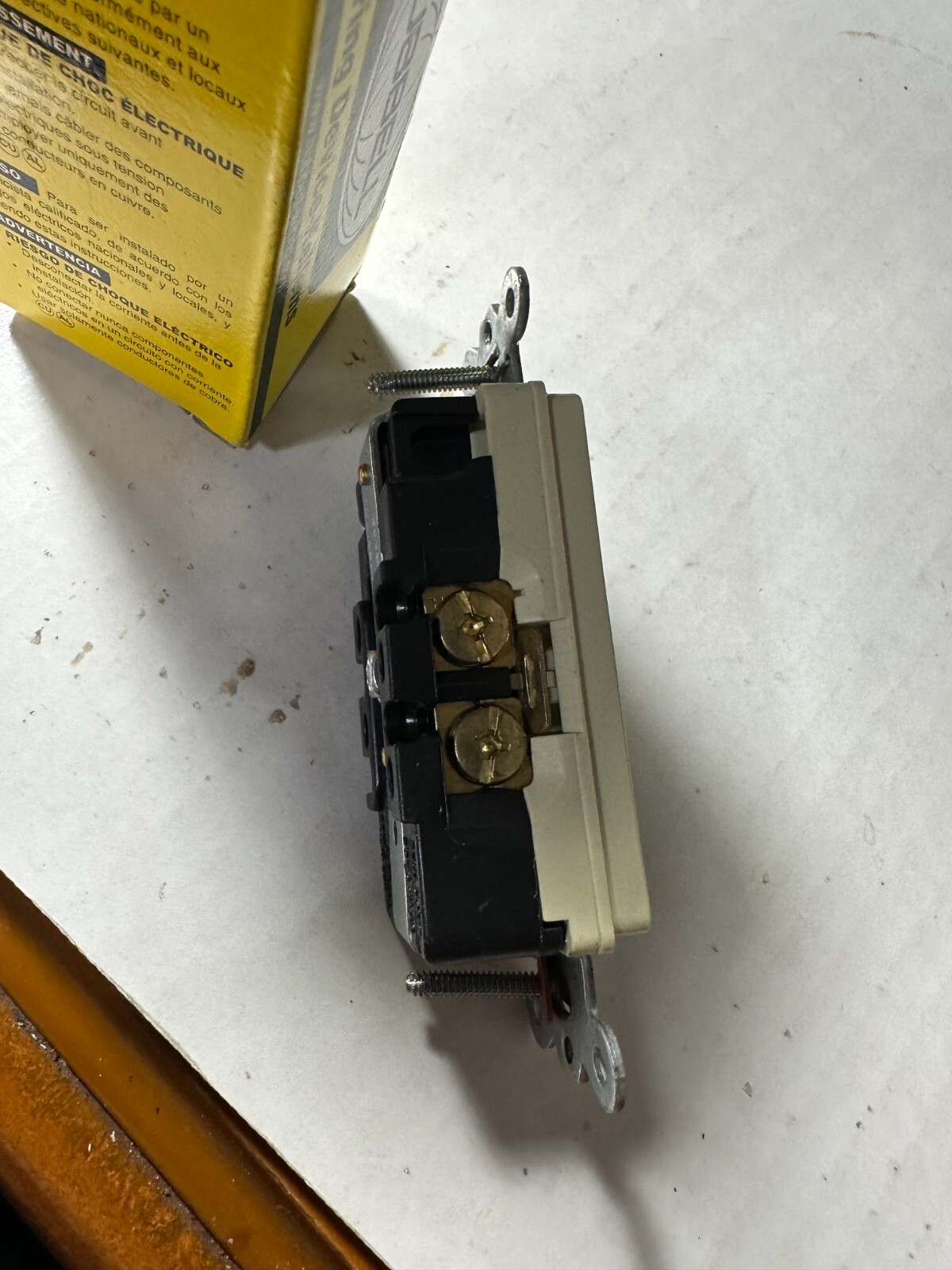 HUBBELL HBL2182I NEW IN BOX