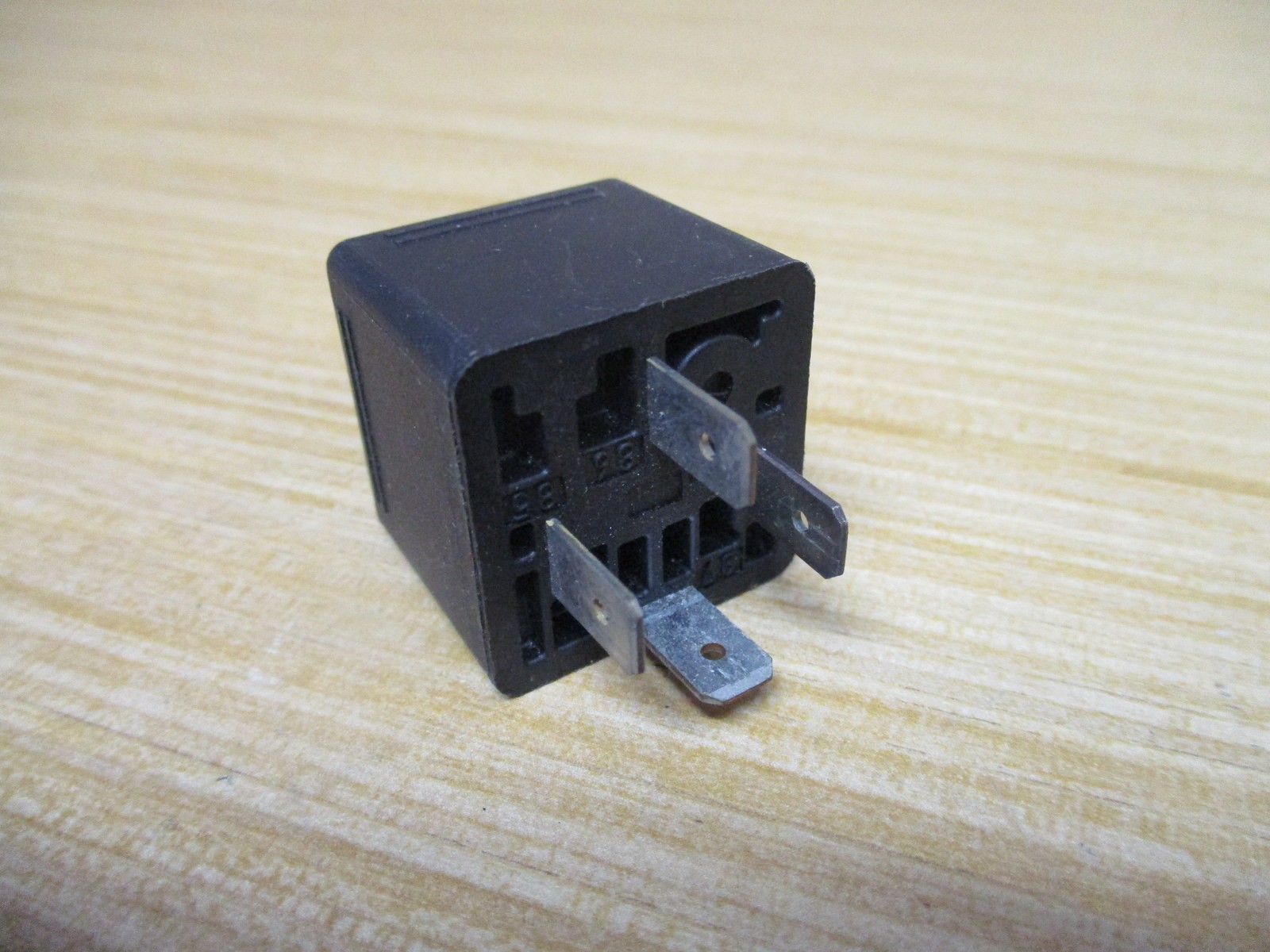 Bosch 0 332 019 457 Relay V23234-K0001-Y027
