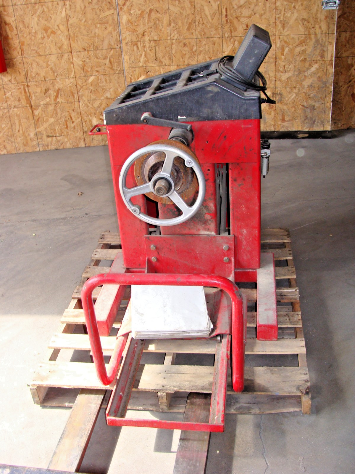 CEMB C211 AUTOMATIC WHEEL BALANCER FOR CARS & HEAVY VEHICLES LIKE BUSES & TRUCKS