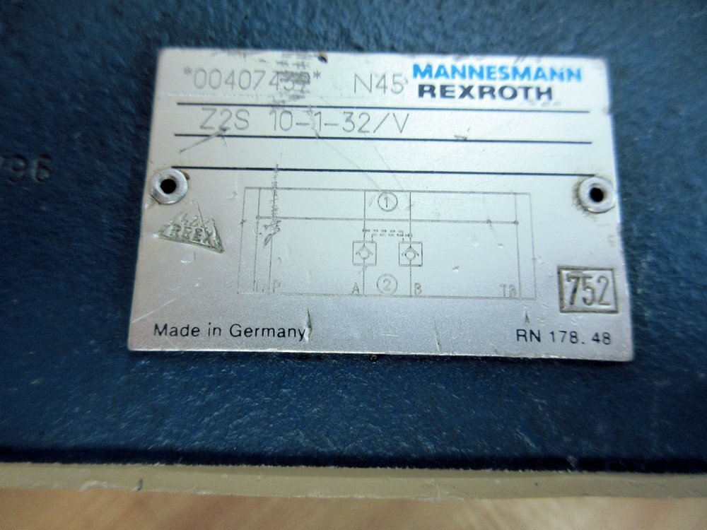 Mannesmann Rexroth Z2S 10-1-32/V Hydraulic Valve Z2S10132V